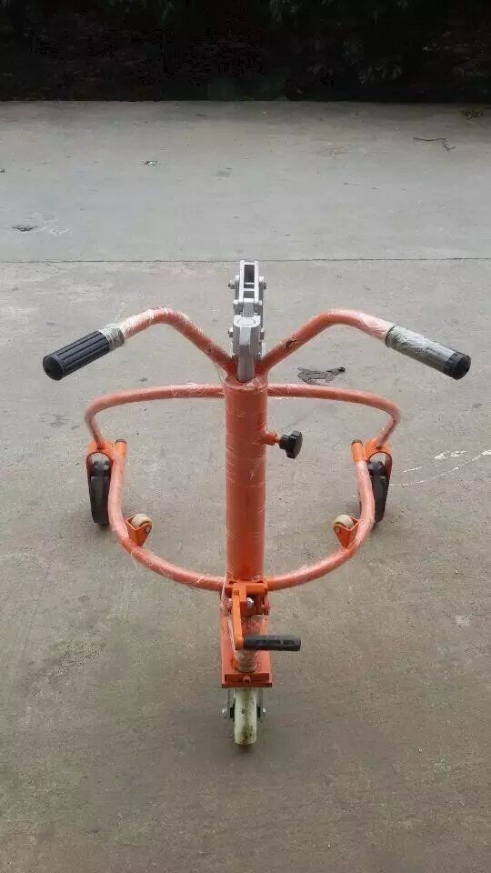 液壓型油桶搬運(yùn)車